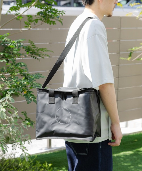 LAKOLE（ラコレ）の「ターポリン保冷バッグ(M) / 327862（アウトドアグッズ・レディース・ベージュ/ブラック/ネイビー・FREE）」の2枚目の写真