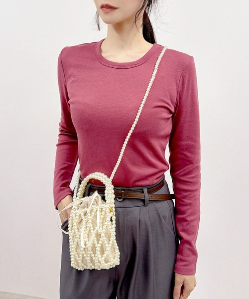 CLOTHY（クロシィ）の「【オールシーズン使えるTHEベーシック】スムースクルーネック長袖Tシャツ（Tシャツ/カットソー・レディース・ブラック/イエロー/グレー/ローズ/チャコールグレー/ダークグリーン/グレイッシュベージュ/オリーブ/パープル/オフホワイト/ブラウン/ピンク/ネイビー・SMALL/MEDIUM/LARGE/X-LARGE/XX-LARGE）」の13枚目の写真