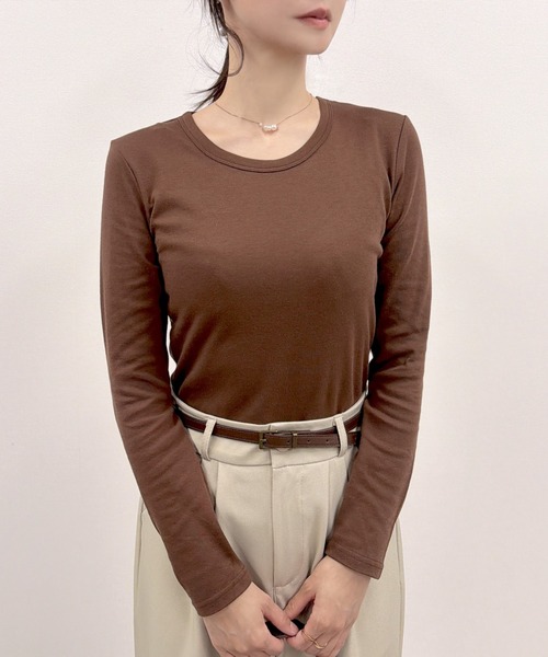 CLOTHY（クロシィ）の「【オールシーズン使えるTHEベーシック】スムースクルーネック長袖Tシャツ（Tシャツ/カットソー・レディース・ブラック/イエロー/グレー/ローズ/チャコールグレー/ダークグリーン/グレイッシュベージュ/オリーブ/パープル/オフホワイト/ブラウン/ピンク/ネイビー・SMALL/MEDIUM/LARGE/X-LARGE/XX-LARGE）」の5枚目の写真