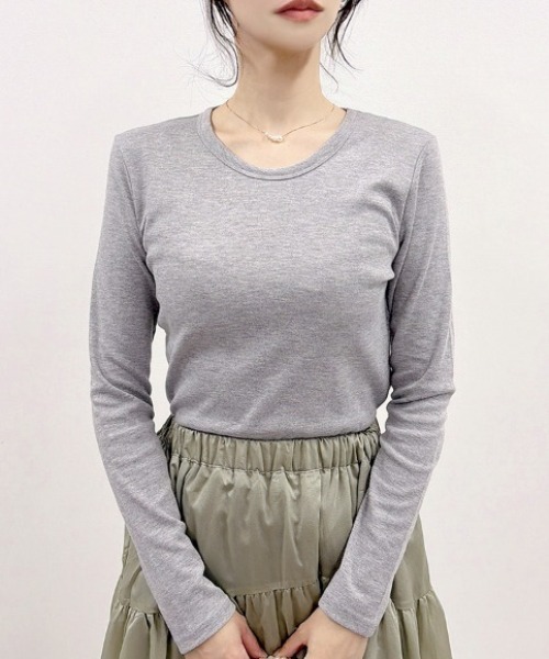 CLOTHY（クロシィ）の「【オールシーズン使えるTHEベーシック】スムースクルーネック長袖Tシャツ（Tシャツ/カットソー・レディース・ブラック/イエロー/グレー/ローズ/チャコールグレー/ダークグリーン/グレイッシュベージュ/オリーブ/パープル/オフホワイト/ブラウン/ピンク/ネイビー・SMALL/MEDIUM/LARGE/X-LARGE/XX-LARGE）」の4枚目の写真