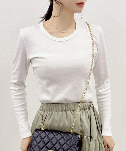 CLOTHY（クロシィ）の「【オールシーズン使えるTHEベーシック】スムースクルーネック長袖Tシャツ（Tシャツ/カットソー・レディース・ブラック/イエロー/グレー/ローズ/チャコールグレー/ダークグリーン/グレイッシュベージュ/オリーブ/パープル/オフホワイト/ブラウン/ピンク/ネイビー・SMALL/MEDIUM/LARGE/X-LARGE/XX-LARGE）」の2枚目の写真