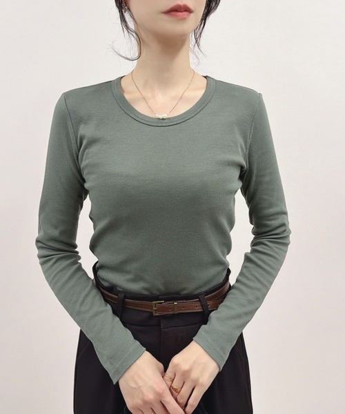 CLOTHY（クロシィ）の「【オールシーズン使えるTHEベーシック】スムースクルーネック長袖Tシャツ（Tシャツ/カットソー・レディース・ブラック/イエロー/グレー/ローズ/チャコールグレー/ダークグリーン/グレイッシュベージュ/オリーブ/パープル/オフホワイト/ブラウン/ピンク/ネイビー・SMALL/MEDIUM/LARGE/X-LARGE/XX-LARGE）」の8枚目の写真
