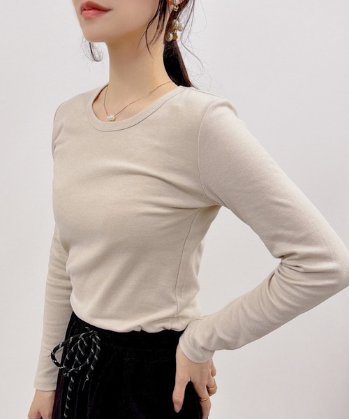 CLOTHY（クロシィ）の「【オールシーズン使えるTHEベーシック】スムースクルーネック長袖Tシャツ（Tシャツ/カットソー・レディース・ブラック/イエロー/グレー/ローズ/チャコールグレー/ダークグリーン/グレイッシュベージュ/オリーブ/パープル/オフホワイト/ブラウン/ピンク/ネイビー・SMALL/MEDIUM/LARGE/X-LARGE/XX-LARGE）」の6枚目の写真