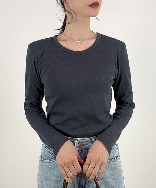 CLOTHY（クロシィ）の「【オールシーズン使えるTHEベーシック】スムースクルーネック長袖Tシャツ（Tシャツ/カットソー・レディース・ブラック/イエロー/グレー/ローズ/チャコールグレー/ダークグリーン/グレイッシュベージュ/オリーブ/パープル/オフホワイト/ブラウン/ピンク/ネイビー・SMALL/MEDIUM/LARGE/X-LARGE/XX-LARGE）」の19枚目の写真