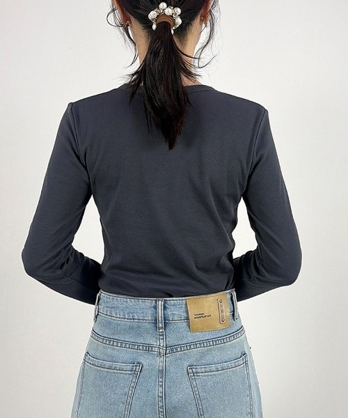 CLOTHY（クロシィ）の「【オールシーズン使えるTHEベーシック】スムースクルーネック長袖Tシャツ（Tシャツ/カットソー・レディース・ブラック/イエロー/グレー/ローズ/チャコールグレー/ダークグリーン/グレイッシュベージュ/オリーブ/パープル/オフホワイト/ブラウン/ピンク/ネイビー・SMALL/MEDIUM/LARGE/X-LARGE/XX-LARGE）」の21枚目の写真