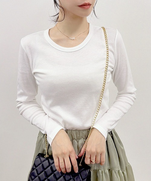 CLOTHY（クロシィ）の「【オールシーズン使えるTHEベーシック】スムースクルーネック長袖Tシャツ（Tシャツ/カットソー・レディース・ブラック/イエロー/グレー/ローズ/チャコールグレー/ダークグリーン/グレイッシュベージュ/オリーブ/パープル/オフホワイト/ブラウン/ピンク/ネイビー・SMALL/MEDIUM/LARGE/X-LARGE/XX-LARGE）」の14枚目の写真