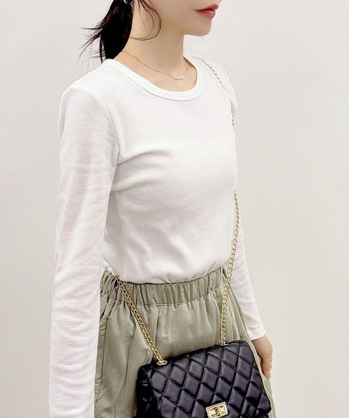 CLOTHY（クロシィ）の「【オールシーズン使えるTHEベーシック】スムースクルーネック長袖Tシャツ（Tシャツ/カットソー・レディース・ブラック/イエロー/グレー/ローズ/チャコールグレー/ダークグリーン/グレイッシュベージュ/オリーブ/パープル/オフホワイト/ブラウン/ピンク/ネイビー・SMALL/MEDIUM/LARGE/X-LARGE/XX-LARGE）」の15枚目の写真