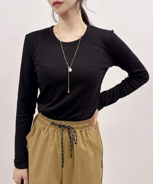 CLOTHY（クロシィ）の「【オールシーズン使えるTHEベーシック】スムースクルーネック長袖Tシャツ（Tシャツ/カットソー・レディース・ブラック/イエロー/グレー/ローズ/チャコールグレー/ダークグリーン/グレイッシュベージュ/オリーブ/パープル/オフホワイト/ブラウン/ピンク/ネイビー・SMALL/MEDIUM/LARGE/X-LARGE/XX-LARGE）」の17枚目の写真