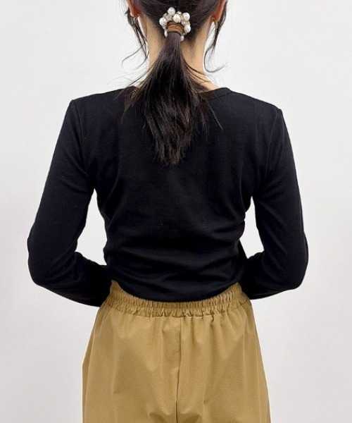 CLOTHY（クロシィ）の「【オールシーズン使えるTHEベーシック】スムースクルーネック長袖Tシャツ（Tシャツ/カットソー・レディース・ブラック/イエロー/グレー/ローズ/チャコールグレー/ダークグリーン/グレイッシュベージュ/オリーブ/パープル/オフホワイト/ブラウン/ピンク/ネイビー・SMALL/MEDIUM/LARGE/X-LARGE/XX-LARGE）」の18枚目の写真