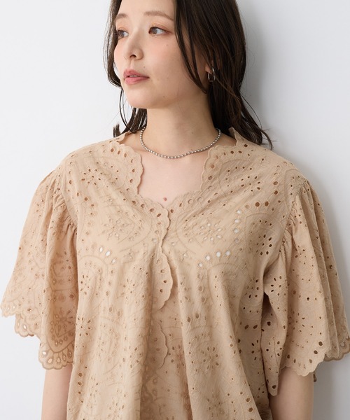 anyfee(エニフィー)の「【anyfee/プラスサイズ】パンチングレースフレアブラウス(シャツ/ブラウス・レディース・ベージュ/ブラック・LL/3L/4L/5L)」の7枚目の写真