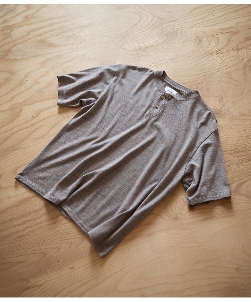 PORT BY ARK（ポートバイアーク）の「PORT BY ARK / ポートバイアーク：Wool Henley Neck T-shirt：PO17-T003[COR]（Tシャツ/カットソー・メンズ・ブラック/サンドベージュ・1/2）」の2枚目の写真
