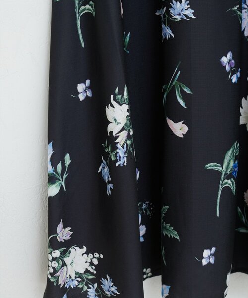 natural couture（ナチュラルクチュール）の「ガーデンフラワー柄フレアスカート（スカート・レディース・ブラック/オフホワイト・FREE）」の22枚目の写真