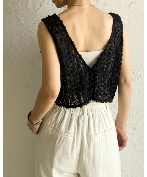 She's Closet(シーズクローゼット)の「前後2WAYショート丈Vネックフリルレースシアージャガードビスチェベスト(ベスト・レディース・アイボリー/ブラック/ホワイト・FREE)」の6枚目の写真