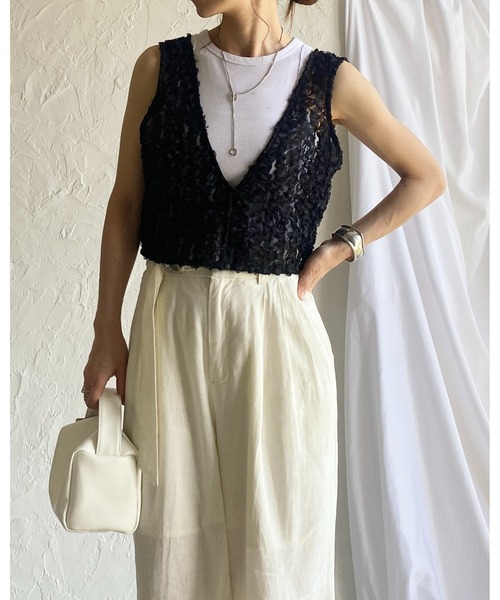 She's Closet(シーズクローゼット)の「前後2WAYショート丈Vネックフリルレースシアージャガードビスチェベスト(ベスト・レディース・アイボリー/ブラック/ホワイト・FREE)」の17枚目の写真