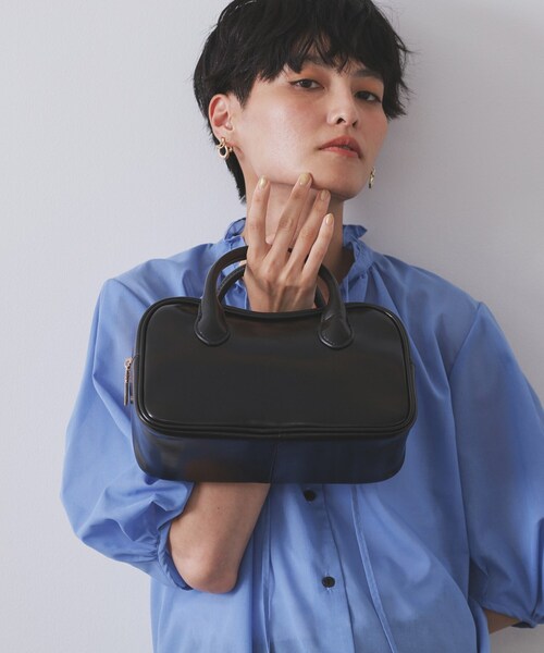 OPAQUE.CLIP（オペークドットクリップ）の「【軽量/2WAY】オイル調合皮ミドルボストンバッグ（ショルダーバッグ・レディース・ブラック/ベージュ・00）」の2枚目の写真