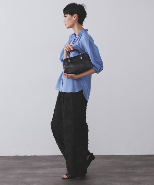 OPAQUE.CLIP（オペークドットクリップ）の「【軽量/2WAY】オイル調合皮ミドルボストンバッグ（ショルダーバッグ・レディース・ブラック/ベージュ・00）」の4枚目の写真