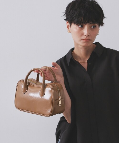 OPAQUE.CLIP（オペークドットクリップ）の「【軽量/2WAY】オイル調合皮ミドルボストンバッグ（ショルダーバッグ・レディース・ブラック/ベージュ・00）」の5枚目の写真