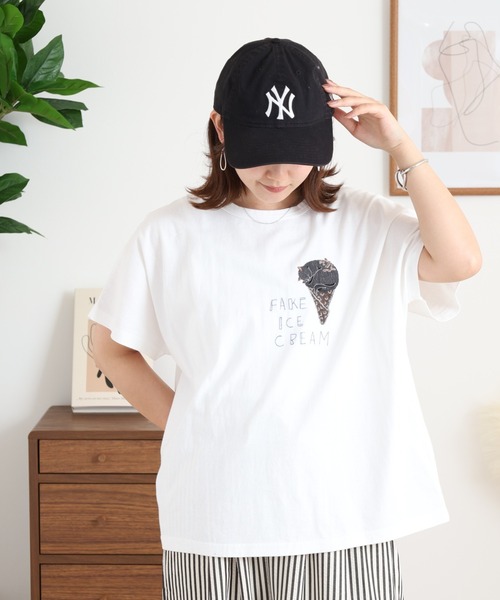 Emago(イマゴ)の「EMAGO ねこアイスクリーム刺繍ドルマンT(Tシャツ/カットソー・レディース・ピンク/ホワイト/チャコールグレー・FREE)」の1枚目の写真