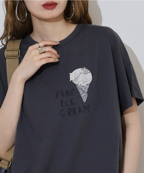 Emago(イマゴ)の「EMAGO ねこアイスクリーム刺繍ドルマンT(Tシャツ/カットソー・レディース・ピンク/ホワイト/チャコールグレー・FREE)」の2枚目の写真