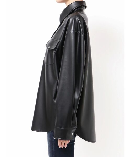 GYDA（ジェイダ）の「フェイクレザースタイリングシャツ（シャツ/ブラウス・レディース・ブラック/レッド・FREE）」の13枚目の写真