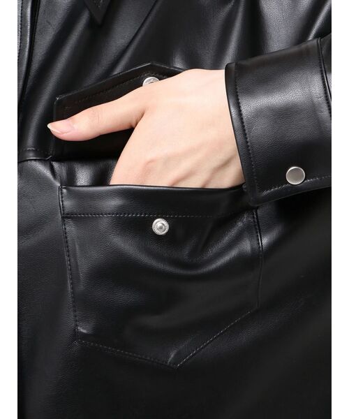 GYDA（ジェイダ）の「フェイクレザースタイリングシャツ（シャツ/ブラウス・レディース・ブラック/レッド・FREE）」の17枚目の写真