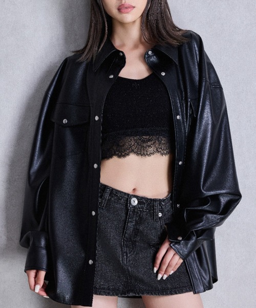 GYDA（ジェイダ）の「フェイクレザースタイリングシャツ（シャツ/ブラウス・レディース・ブラック/レッド・FREE）」の2枚目の写真