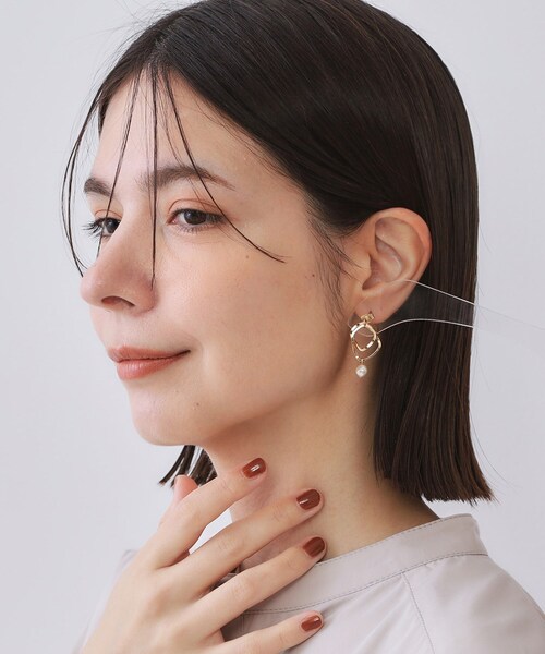 OPAQUE.CLIP(オペークドットクリップ)の「メタル×フェイクパールピアス(ピアス(両耳用)・レディース・ゴールド/シルバー・00)」の7枚目の写真