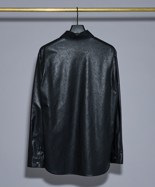 5351 POUR LES HOMMES（ゴーサンゴーイチプールオム）の「エンボスプリント レザータッチ アラベスク柄 長袖シャツ（シャツ/ブラウス・メンズ・ブラック・50/48/46/44）」の4枚目の写真