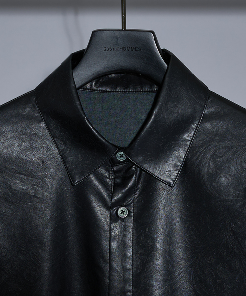 5351 POUR LES HOMMES（ゴーサンゴーイチプールオム）の「エンボスプリント レザータッチ アラベスク柄 長袖シャツ（シャツ/ブラウス・メンズ・ブラック・50/48/46/44）」の5枚目の写真