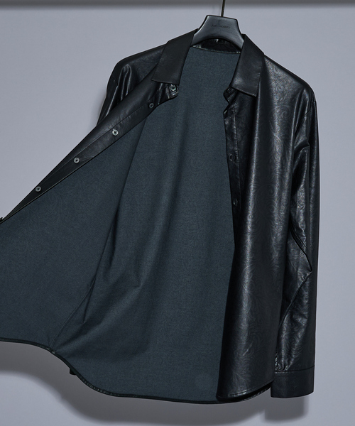5351 POUR LES HOMMES（ゴーサンゴーイチプールオム）の「エンボスプリント レザータッチ アラベスク柄 長袖シャツ（シャツ/ブラウス・メンズ・ブラック・50/48/46/44）」の8枚目の写真