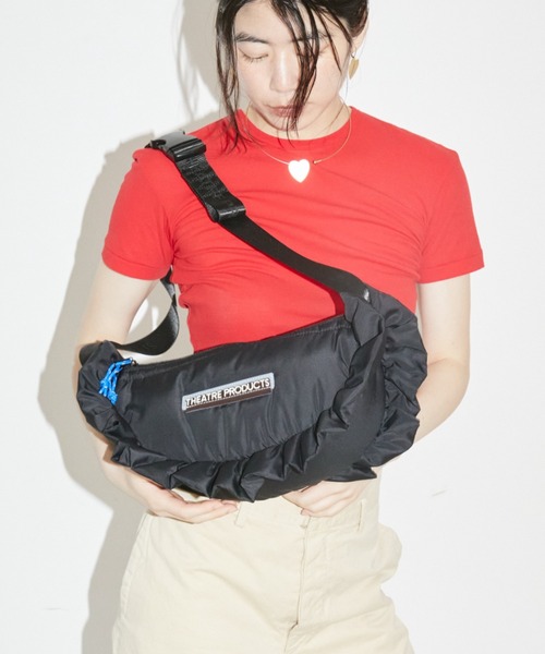 THEATRE PRODUCTS（シアタープロダクツ）の「パファーフリルショルダーバッグ（ショルダーバッグ・レディース・ブラック/グレー・FREE）」の2枚目の写真