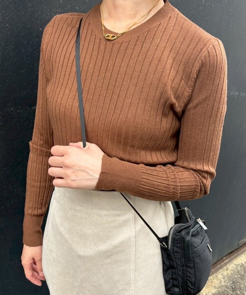 ARCADE（アーケード）の「滑らかな品ある素材感！ 微起毛 無地リブニット カットソー カラー セーター トップス（ニット/セーター・レディース・レッド/ブラウン/ベージュ/パープル/グリーン/ピンク/エメラルド/グレイッシュベージュ/マスタード/ブラック・M/L/S）」の2枚目の写真