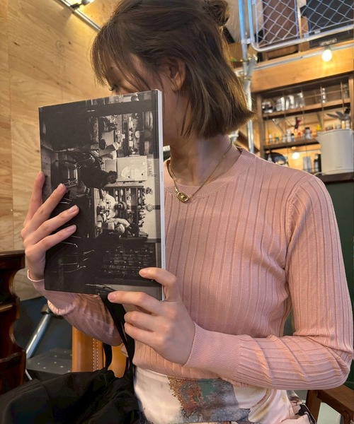 ARCADE（アーケード）の「滑らかな品ある素材感！ 微起毛 無地リブニット カットソー カラー セーター トップス（ニット/セーター・レディース・レッド/ブラウン/ベージュ/パープル/グリーン/ピンク/エメラルド/グレイッシュベージュ/マスタード/ブラック・M/L/S）」の9枚目の写真