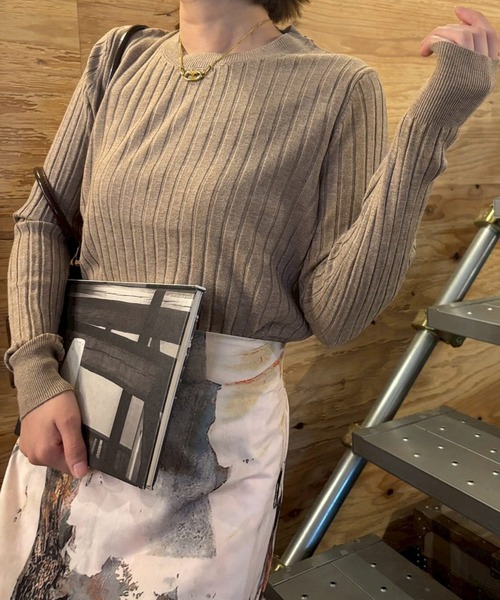 ARCADE（アーケード）の「滑らかな品ある素材感！ 微起毛 無地リブニット カットソー カラー セーター トップス（ニット/セーター・レディース・レッド/ブラウン/ベージュ/パープル/グリーン/ピンク/エメラルド/グレイッシュベージュ/マスタード/ブラック・M/L/S）」の4枚目の写真