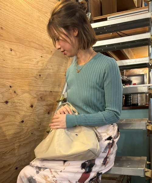 ARCADE（アーケード）の「滑らかな品ある素材感！ 微起毛 無地リブニット カットソー カラー セーター トップス（ニット/セーター・レディース・レッド/ブラウン/ベージュ/パープル/グリーン/ピンク/エメラルド/グレイッシュベージュ/マスタード/ブラック・M/L/S）」の12枚目の写真