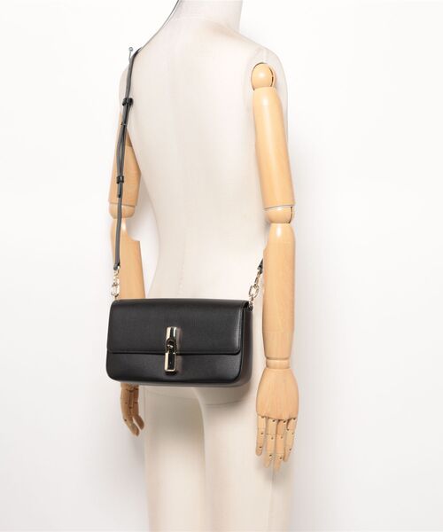 FURLA（フルラ）の「フルラ イリデ (Furla Iride) クロスボディバッグ（ショルダーバッグ・レディース・レッド/チャコールグレー/ライトピンク/ピンクベージュ/ライトブルー/アイボリー/ブラック/グリーン・ONE SIZE）」の9枚目の写真