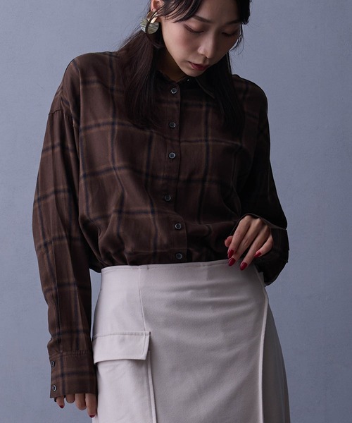 NICOLE white(ニコルホワイト)の「オンブレシャツ(シャツ/ブラウス・レディース・ネイビー/オフホワイト/ブラウン・FREE)」の3枚目の写真