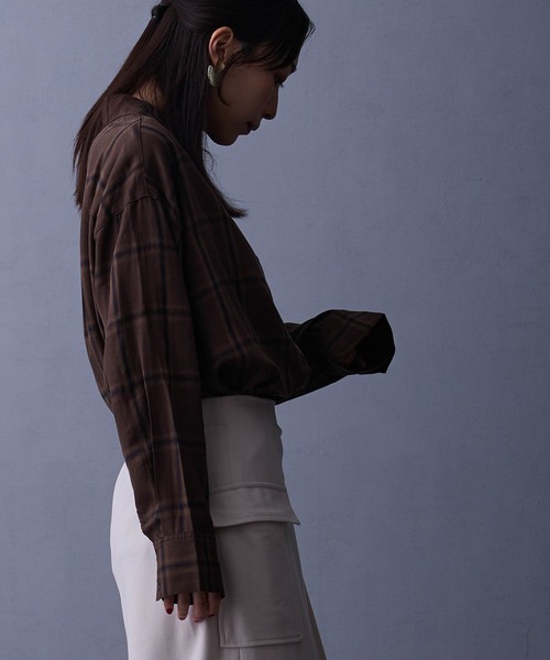 NICOLE white(ニコルホワイト)の「オンブレシャツ(シャツ/ブラウス・レディース・ネイビー/オフホワイト/ブラウン・FREE)」の16枚目の写真