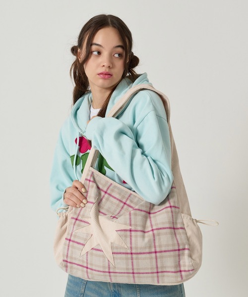 TINA:JOJUN(ティーナジョジュン)の「コーデュロイ ビッグ ショルダーバッグ TINA:JOJUN(ショルダーバッグ・レディース・グレー/アイボリー・F)」の1枚目の写真