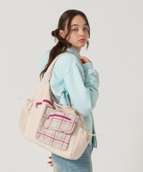 TINA:JOJUN(ティーナジョジュン)の「コーデュロイ ビッグ ショルダーバッグ TINA:JOJUN(ショルダーバッグ・レディース・グレー/アイボリー・F)」の22枚目の写真