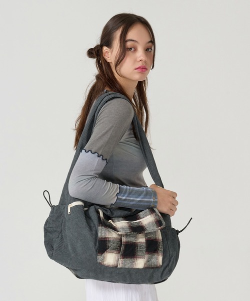 TINA:JOJUN(ティーナジョジュン)の「コーデュロイ ビッグ ショルダーバッグ TINA:JOJUN(ショルダーバッグ・レディース・グレー/アイボリー・F)」の17枚目の写真