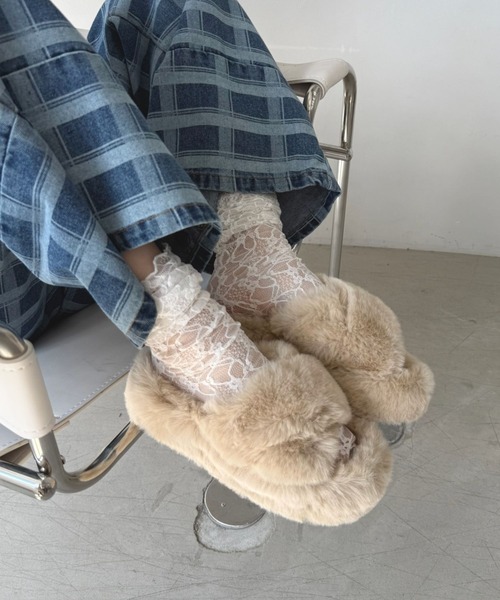 SANSeLF(サンセルフ)の「【SANSeLF】ファーサンダル クロスストラップ ボリュームシルエット sas25a027(サンダル・レディース・ベージュ・S/M/L)」の1枚目の写真