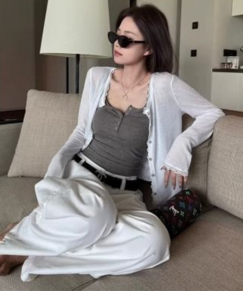 MEMECLE(メメクル)の「【 MEMECLE / メメクル 】シンプル フリル クルーネックカーディガン(カーディガン/ボレロ・レディース・グレー/ホワイト/ネイビー・SMALL/MEDIUM)」の12枚目の写真