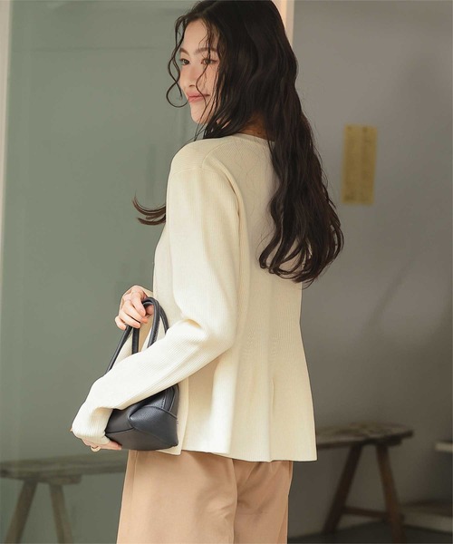 titivate（ティティベイト）の「【26SS新作/2026 SPRING COLLECTION/手洗い可】ゴールド釦ペプラムニットカーディガン（カーディガン/ボレロ・レディース・アイボリー/ブラック/ネイビー/ブラウン・S/L/M）」の8枚目の写真