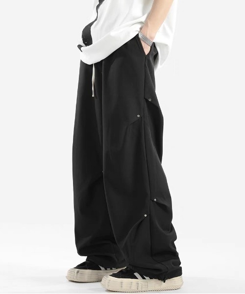 lilful(リルフル)の「スタッズタックデザインナイロンカーゴパンツ(カーゴパンツ・メンズ・ブラック・M/L)」の1枚目の写真
