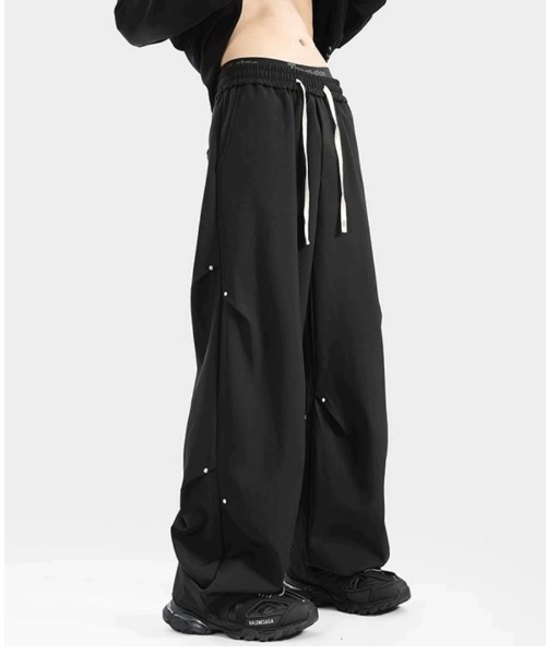 lilful(リルフル)の「スタッズタックデザインナイロンカーゴパンツ(カーゴパンツ・メンズ・ブラック・M/L)」の3枚目の写真