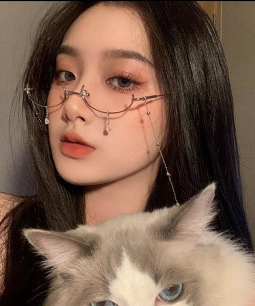 UP START（アップスタート）の「【LAMPOON】アンダーリム　チェーン付きメガネ　ケース付き（メガネ・レディース・ゴールド/シルバー・FREE）」の2枚目の写真