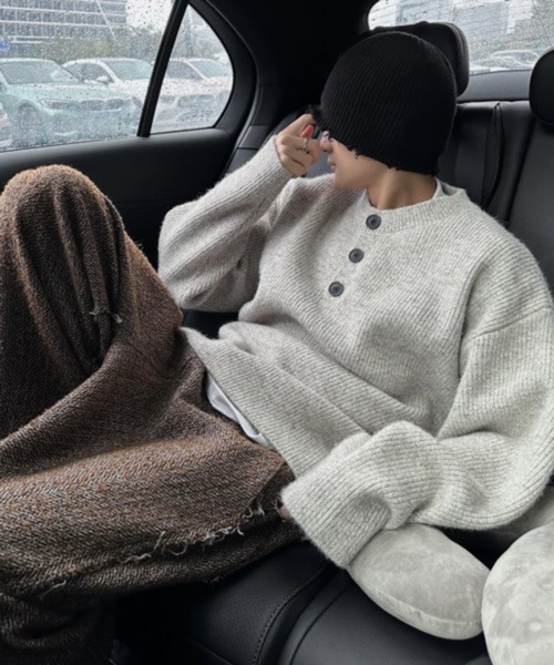 NOWLE(ノウル)の「【NOWLE】リブ編み ヘンリーネック風 ニットセーター(ニット/セーター・メンズ・グレー・MEDIUM/LARGE/SMALL)」の6枚目の写真