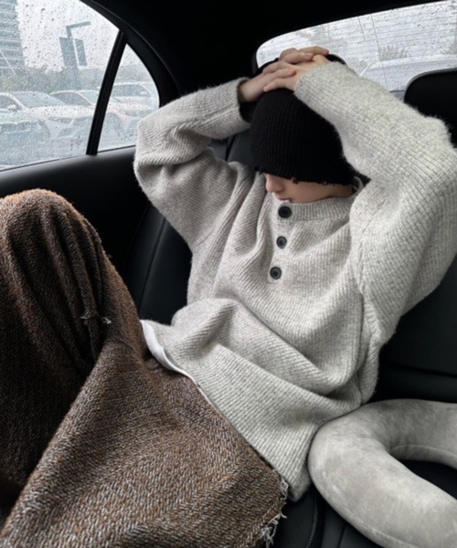 NOWLE(ノウル)の「【NOWLE】リブ編み ヘンリーネック風 ニットセーター(ニット/セーター・メンズ・グレー・MEDIUM/LARGE/SMALL)」の7枚目の写真