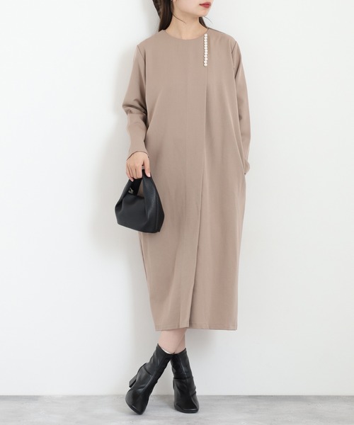Anna Nicola(アンナニコラ)の「Anna Nicola パール使いワンピース(ワンピース・レディース・サンドベージュ/ブラック/チャコールグレー・38)」の1枚目の写真